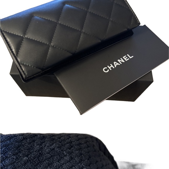 Chanel sunglasses with ELEGANT BLACK FRAME and side arms embellished.🔥. - Picture 4 of 6